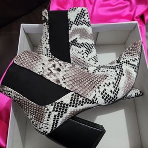 🍓💕👠💓Snake print booties 😍😍😍